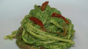 Spaghetti con pesto di rucola - streetfoodnews.it - 20250716